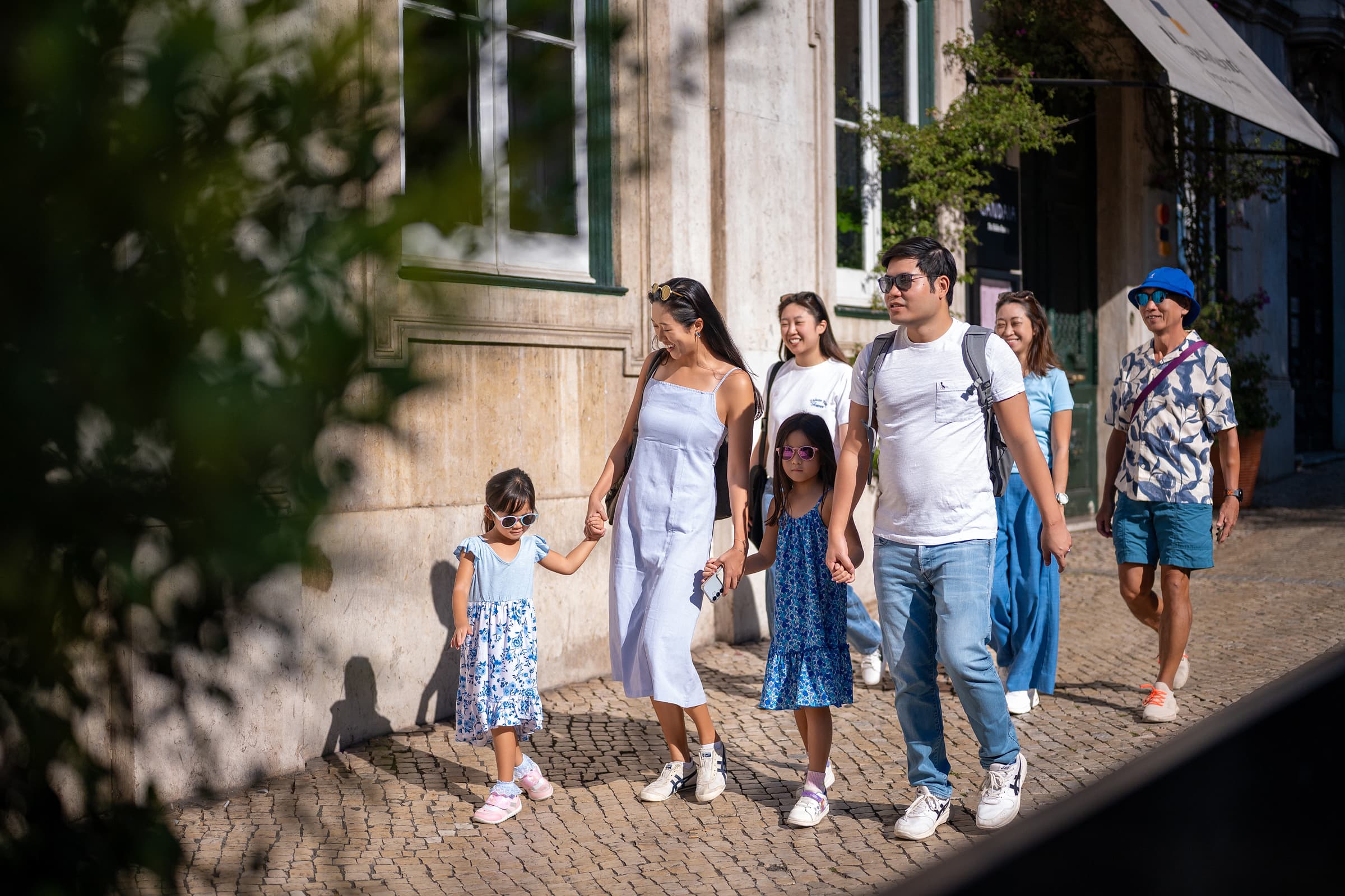 Title photo for article: Big family photography. Venue: Lisbon, Portugal