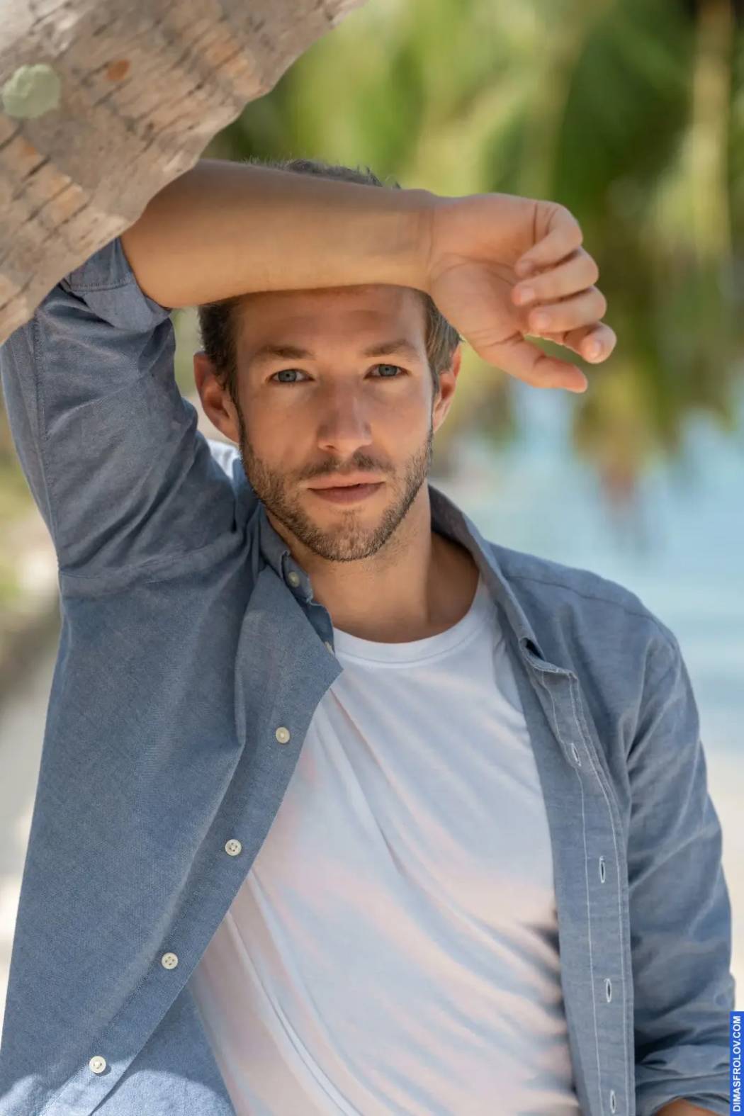 Male portrait with confident look and casual shirt — natural light