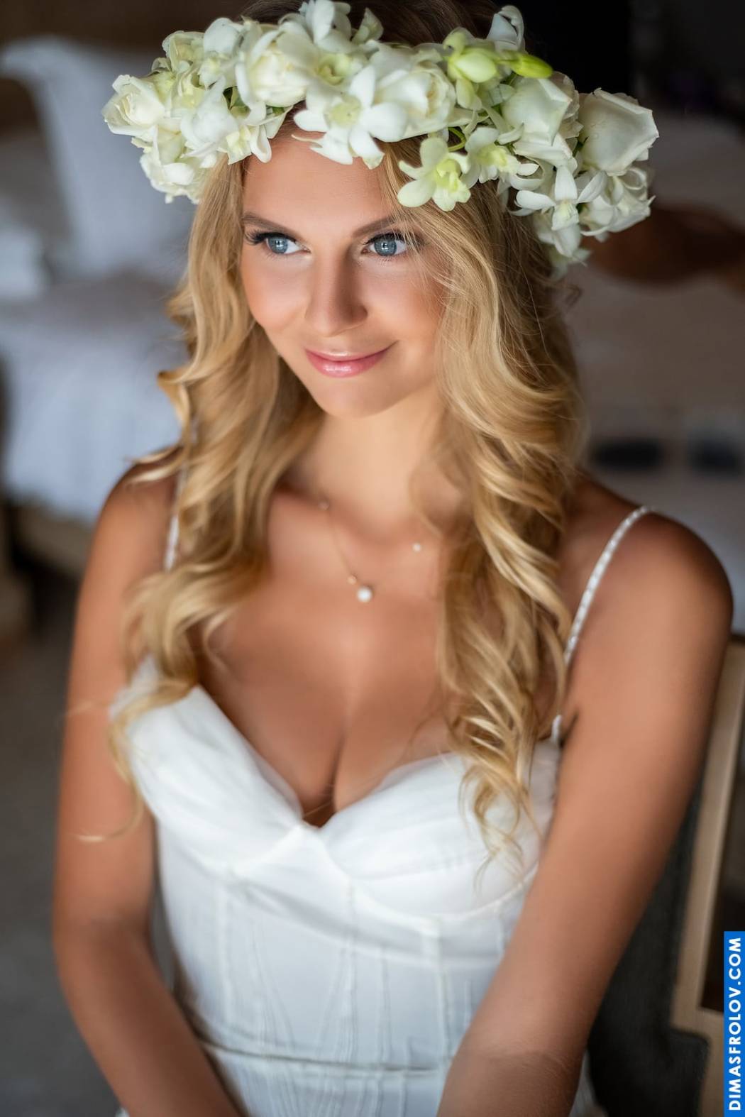 ภาพเจ้าสาวยิ้มในแสงธรรมชาติพร้อมมงกุฎดอกไม้