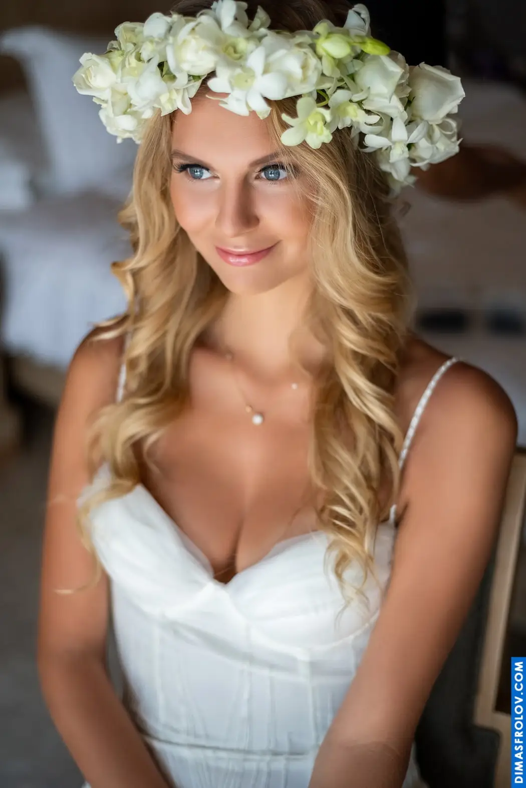 ภาพเจ้าสาวยิ้มในแสงธรรมชาติพร้อมมงกุฎดอกไม้