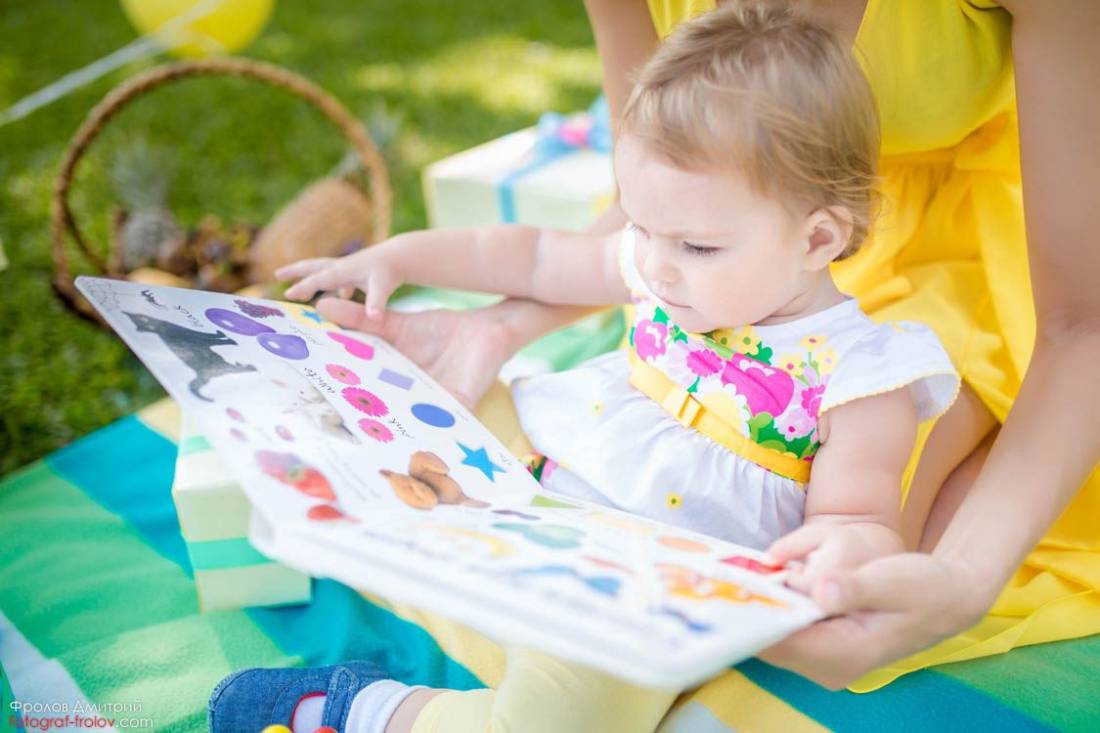 Мама читает книжку дочке — уют на природе