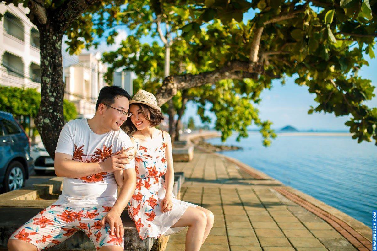 คู่รักในช่วงเวลาชิลๆ ระหว่างถ่ายรูปริมทะเล