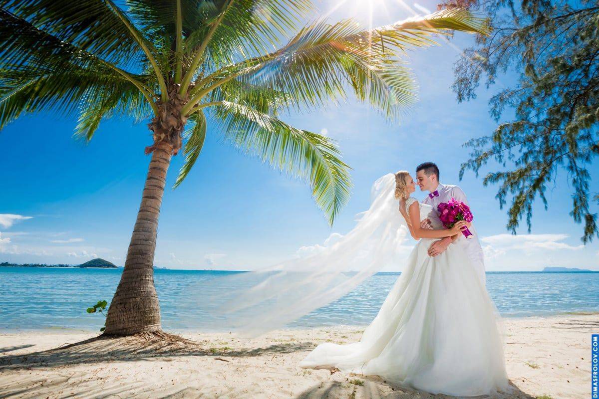 คู่บ่าวสาวกำลังมีช่วงเวลาสงบบนชายหาด