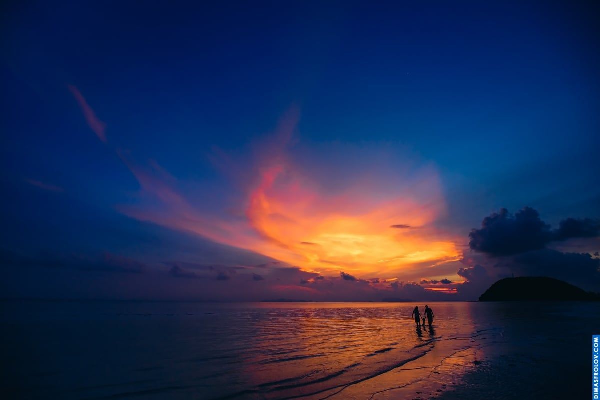 Foto de família dos sonhos ao pôr do sol — caminhando sobre água reflexiva durante a hora dourada