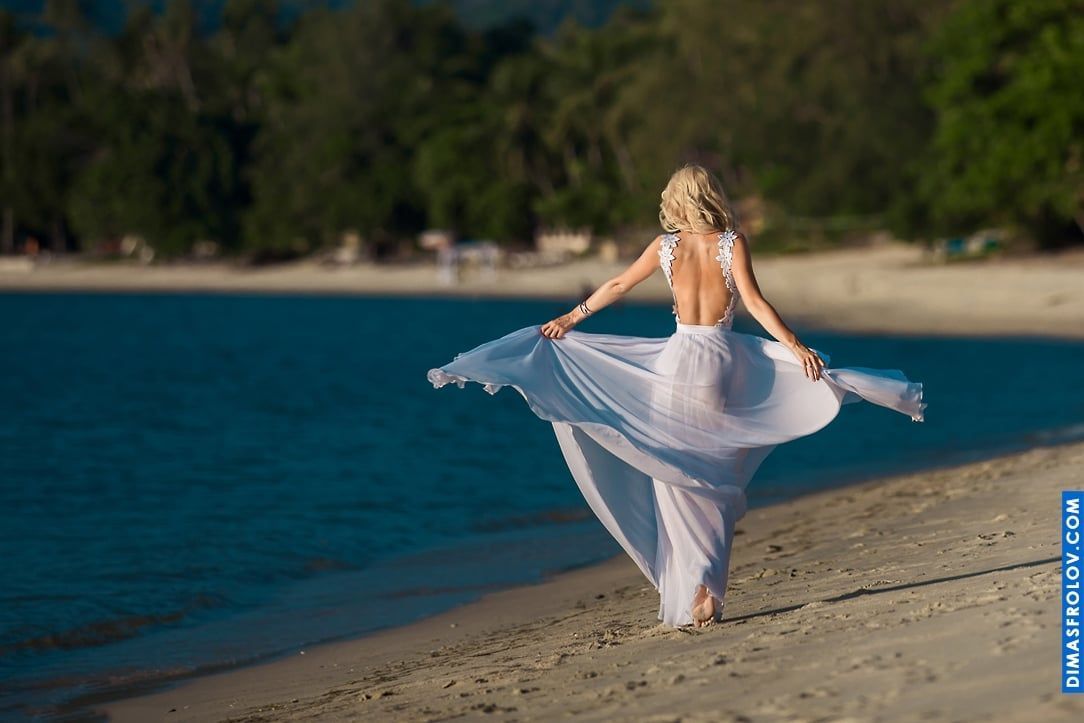 Bride walking barefoot along the shore — dreamy and effortless bridal shoot
