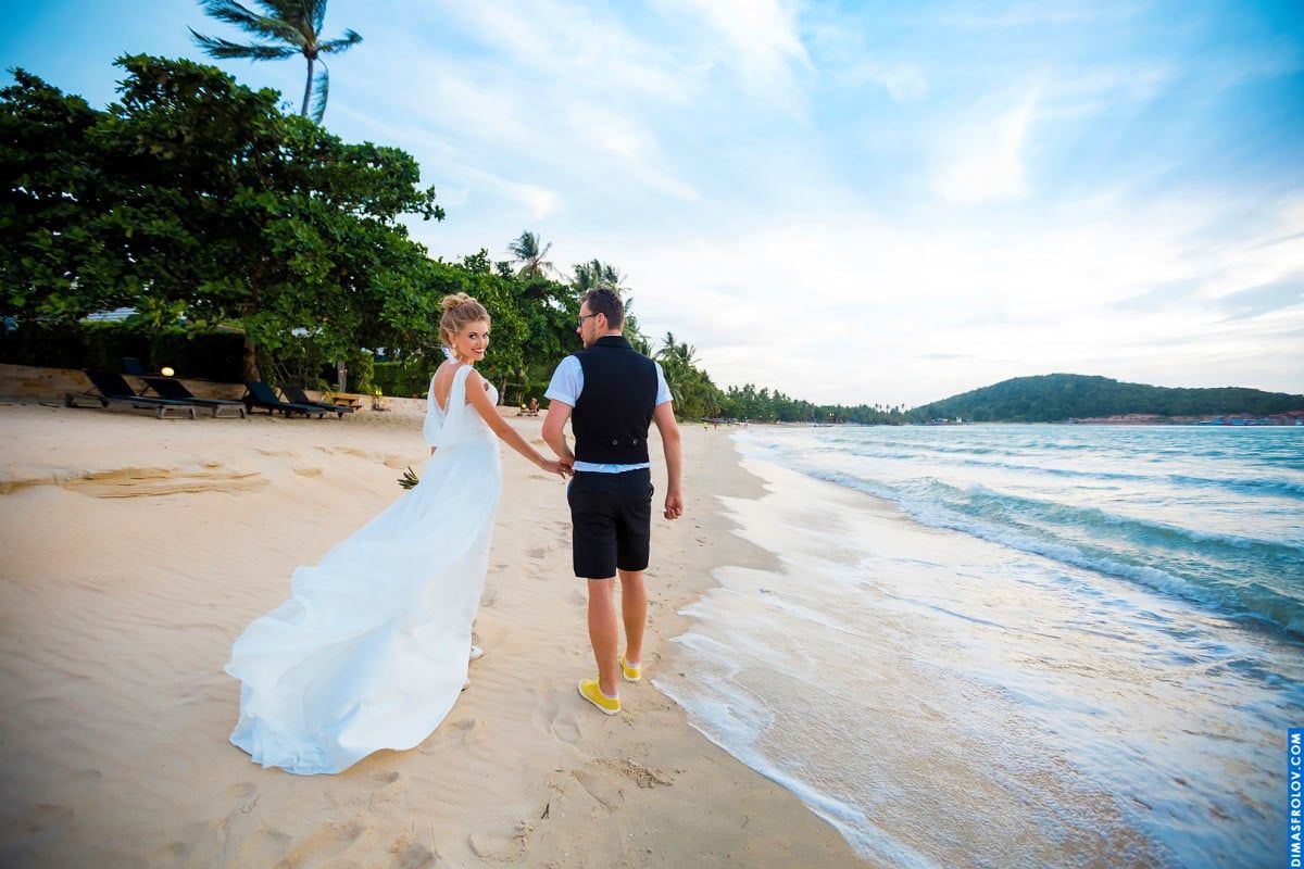 Casual walk on the beach after the ceremony — relaxed destination photoshoot