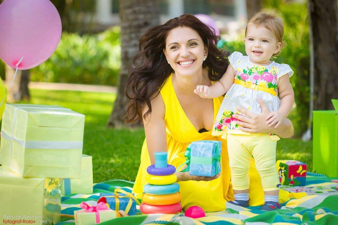Primeira sessão de fotos de aniversário com a mamãe — presentes, balões e sorrisos felizes