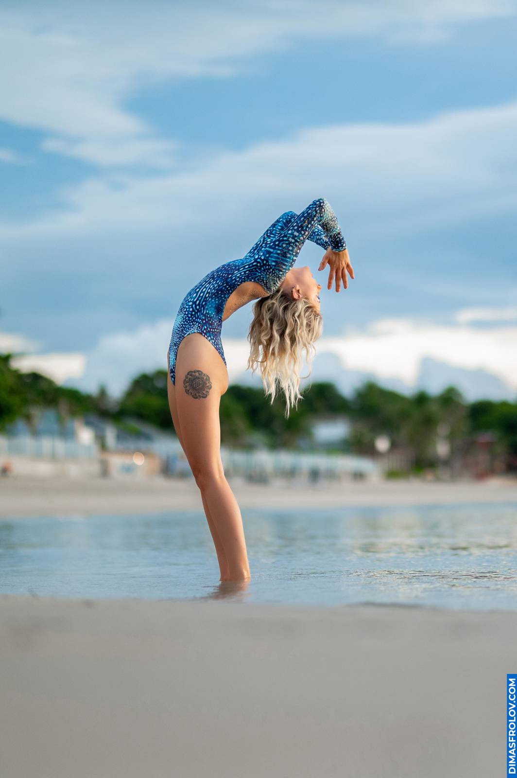 ท่าโยคะแอ่นหลังแบบ Ustrasana บนชายหาดในบอดี้สูท — สง่างามและอ่อนช้อย