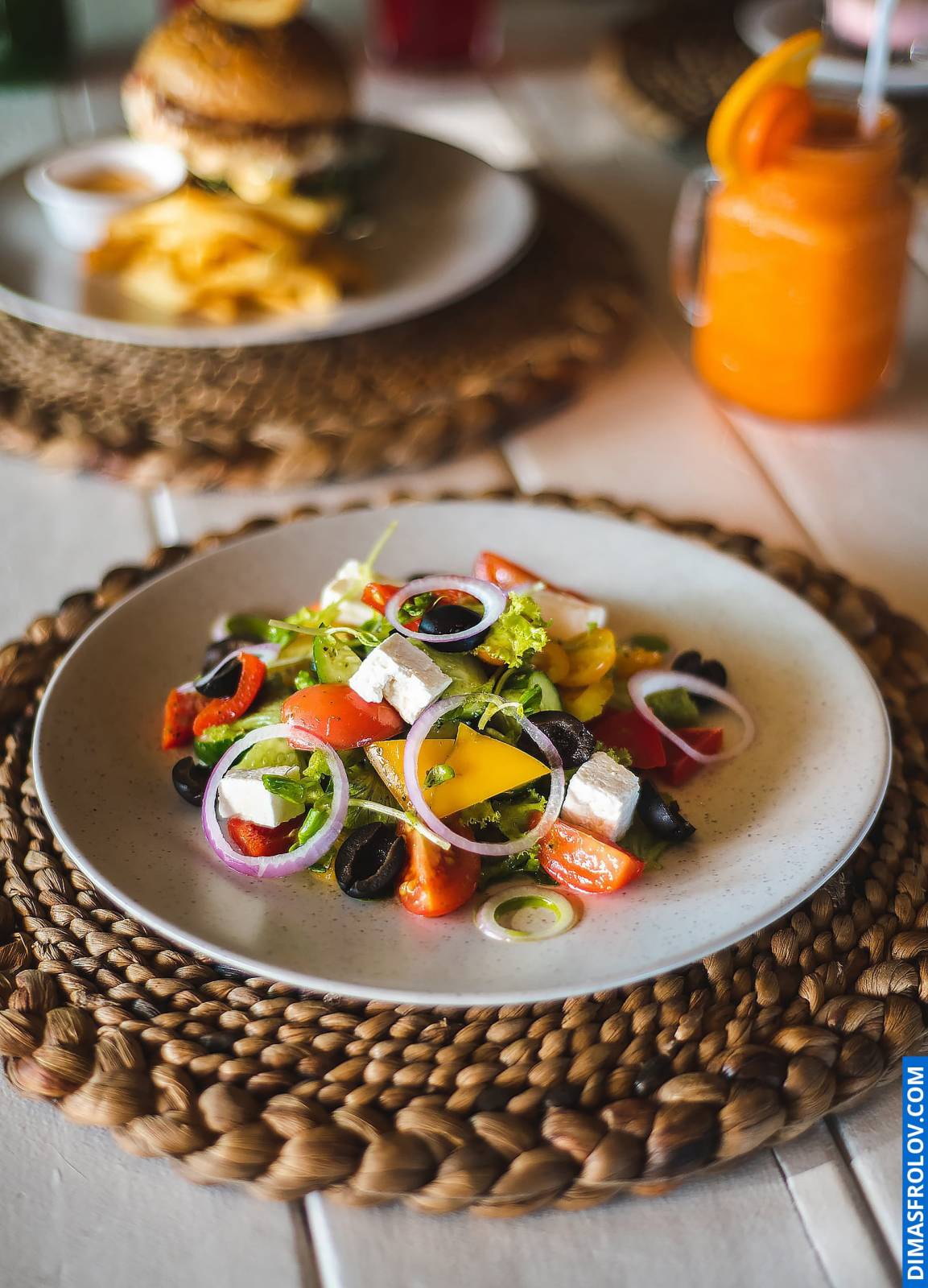 Foto de estilo de vida iluminada naturalmente de uma salada vibrante com queijo, perfeita para blogueiros de saúde e bem-estar e restaurantes que enfatizam ingredientes frescos.