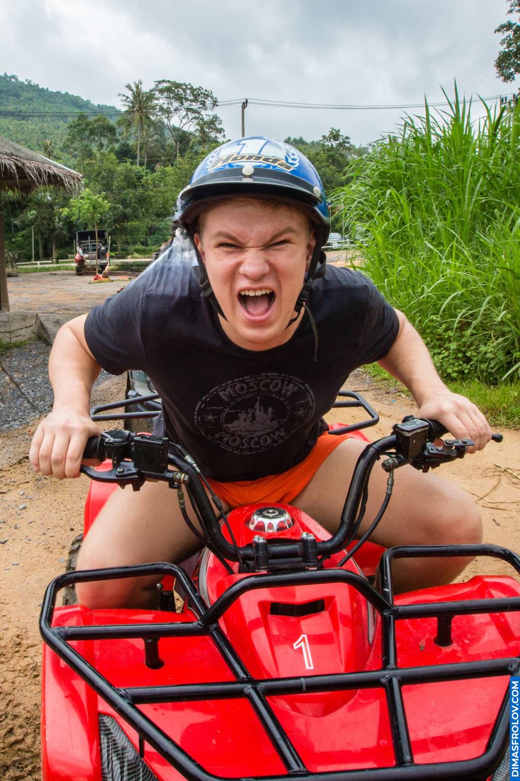 การผจญภัยบนรถ ATV สุดมันส์ — นักขับตะโกนด้วยความมันส์ในกิจกรรมทีม