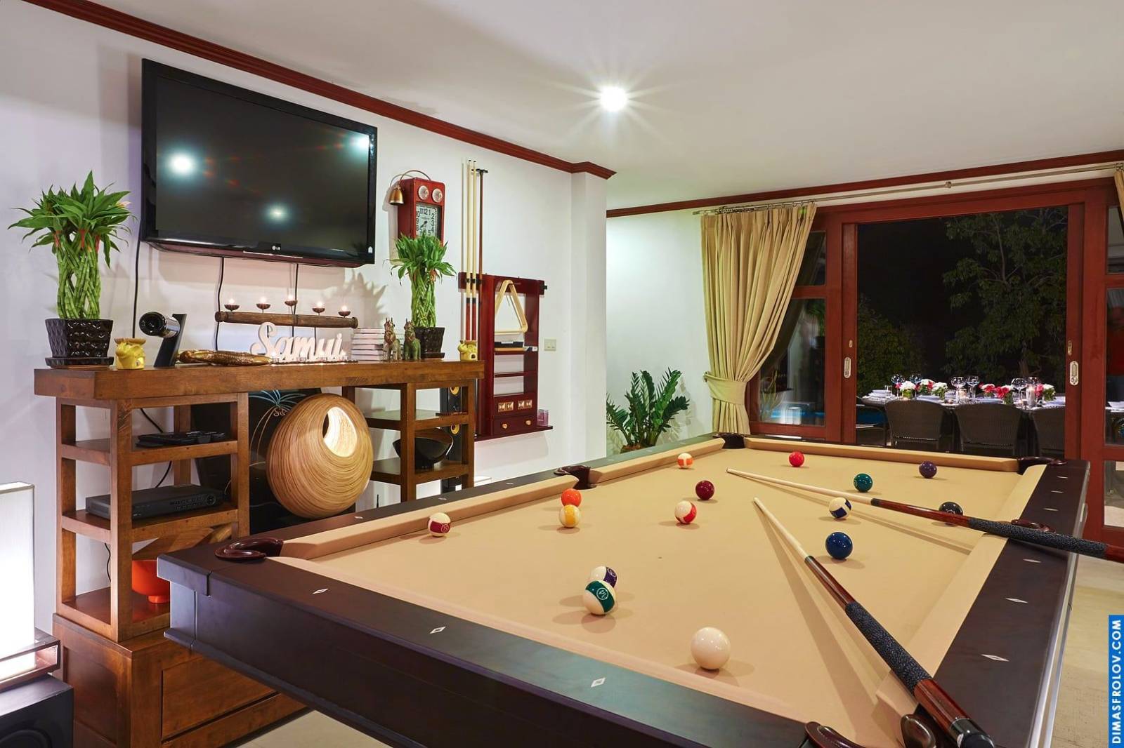 ห้องสันทนาการของโรงแรม: โต๊ะบิลเลียดและพื้นที่นั่งเล่นสะดวกสบาย