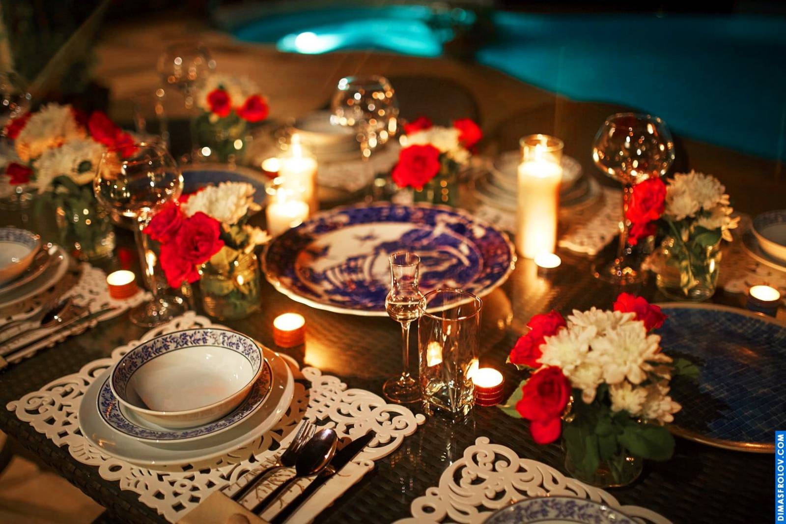 Elegant table setting: luxurious tableware and floral decorations for a special occasion