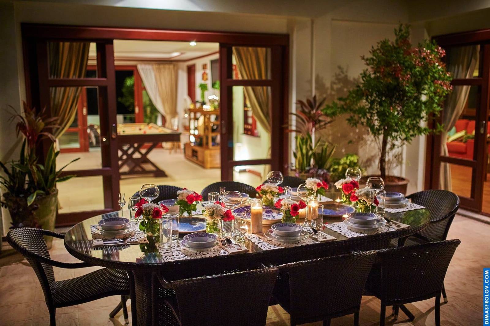 ห้องรับประทานอาหารหรูหราของโรงแรม: โต๊ะอาหารที่จัดไว้อย่างสวยงามสำหรับการรับประทานอาหารเป็นกลุ่ม