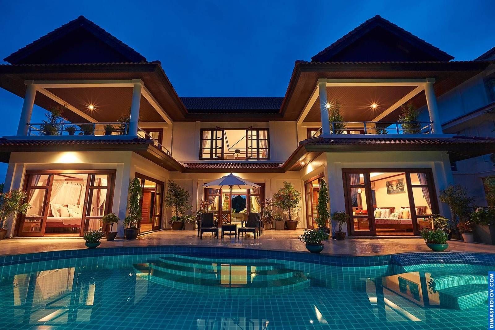 ภายนอกโรงแรมหรูในเวลากลางคืน: สถาปัตยกรรมที่สว่างไสวและบริเวณสระว่ายน้ำที่น่าดึงดูด