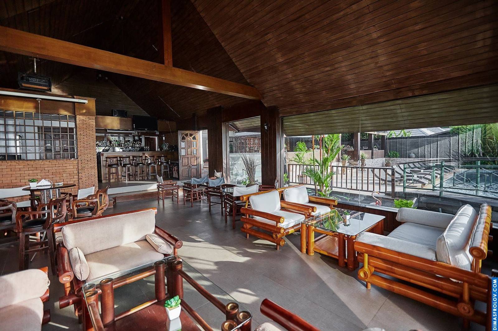ภายในร้านอาหารของโรงแรม: พื้นที่รับประทานอาหารที่มีสไตล์พร้อมแสงธรรมชาติและการตกแต่งที่ทันสมัย