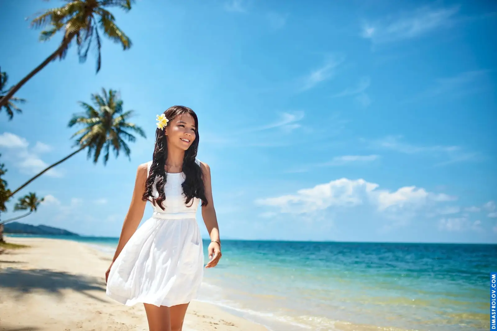 พอร์ตเทรตหญิงสาวยิ้มแย้มบนชายหาดในแสงธรรมชาติ
