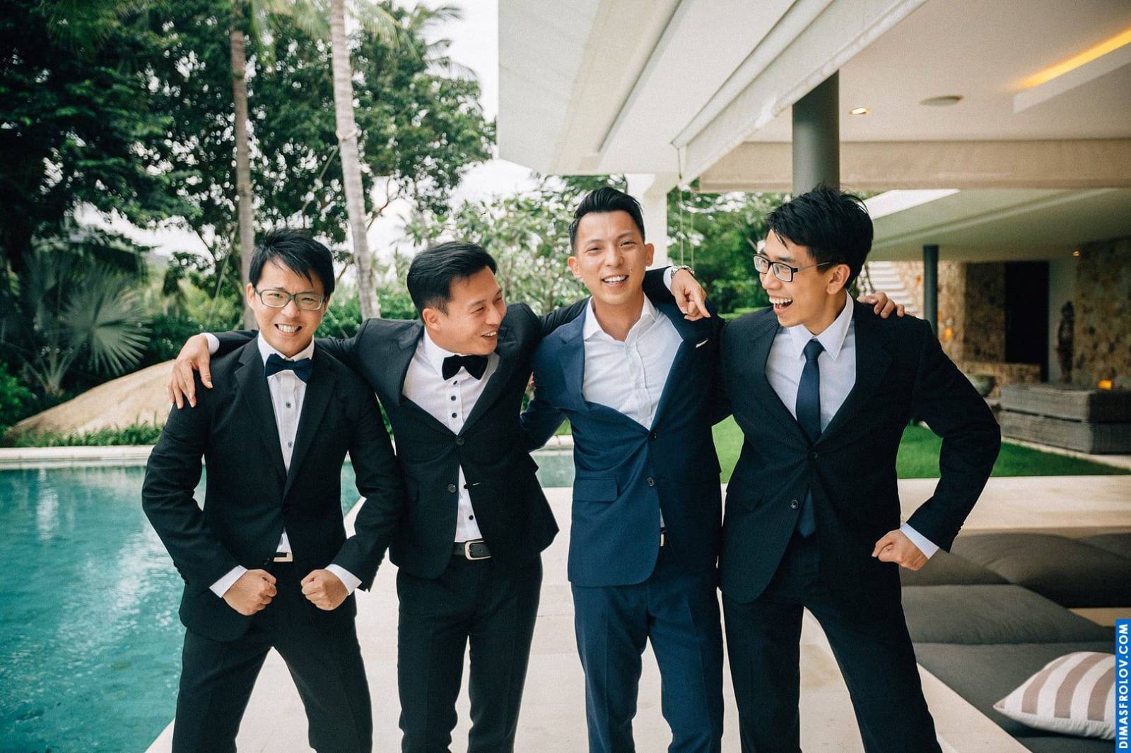 เจ้าบ่าวกับเพื่อนๆ ก่อนพิธี บรรยากาศสนุกและชิลล์