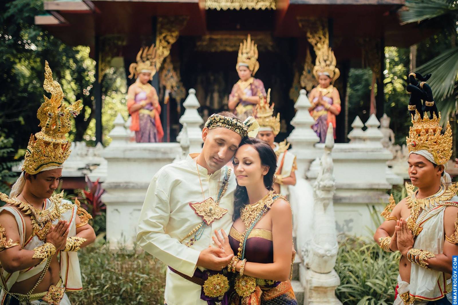 พิธีแต่งงานแบบไทยในชุดประจำชาติ งดงามและศักดิ์สิทธิ์