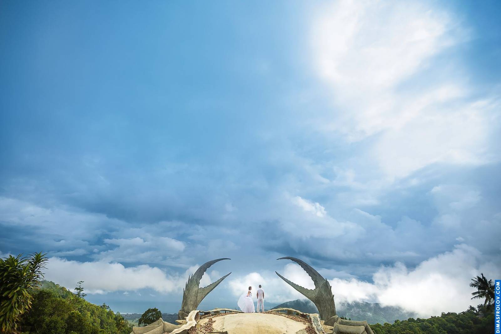 คู่รักยืนอยู่ใต้ก้ามปูยักษ์ ถ่ายภาพแต่งงานสุดสร้างสรรค์