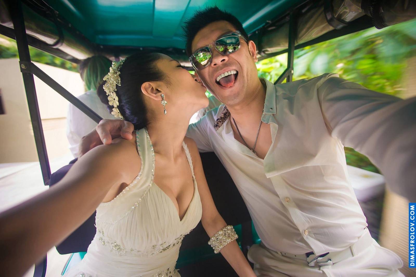 คู่รักจูบกันในตุ๊กตุ๊ก ภาพแต่งงานแนวสนุกและมีชีวิตชีวา