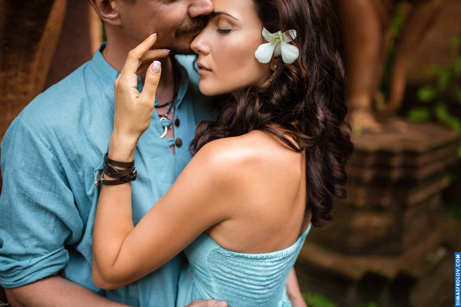 Tropical engagement portrait with soft touch and flower details  