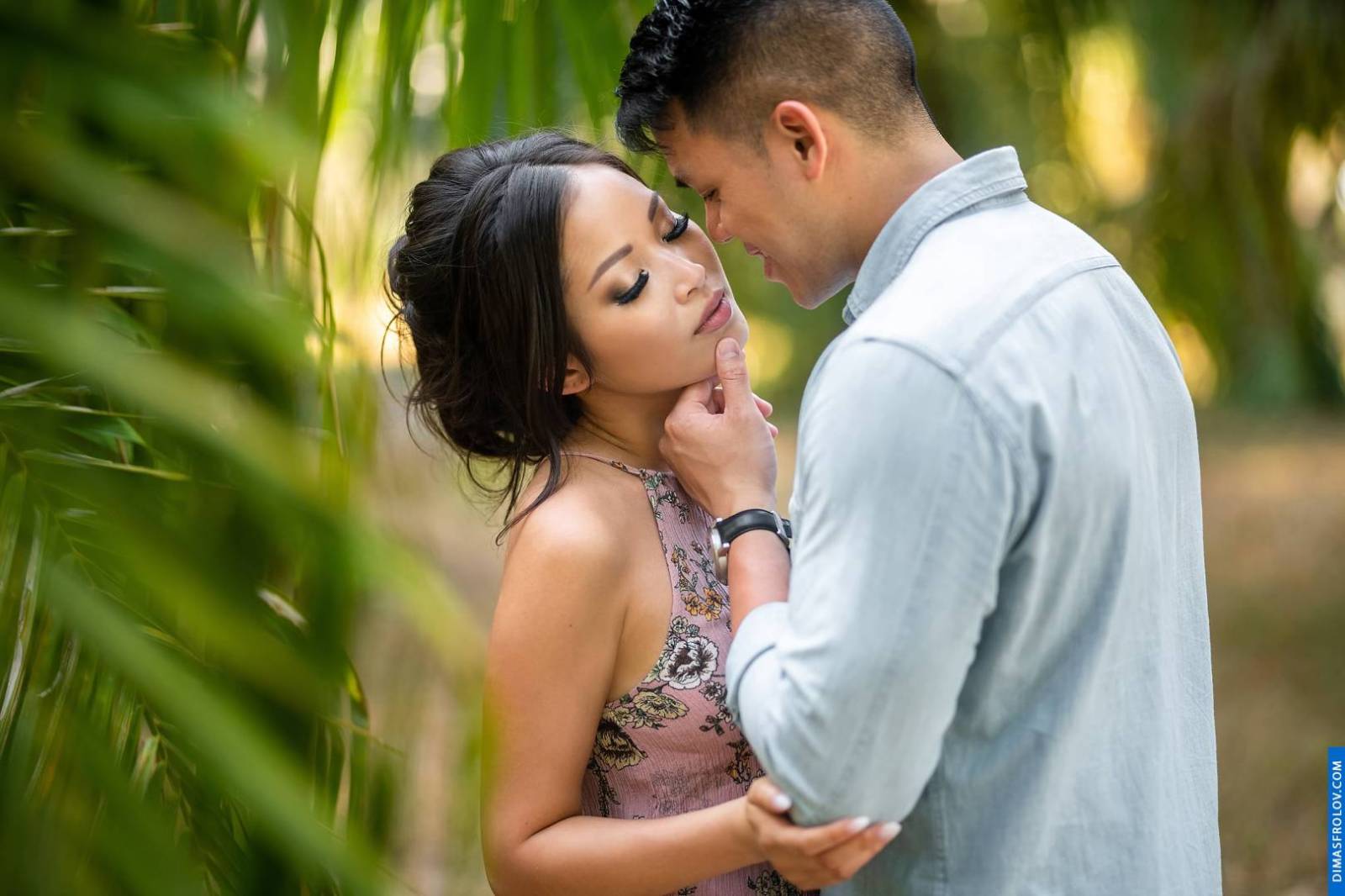 ถ่ายภาพคู่รักในบรรยากาศธรรมชาติและแสงนุ่ม