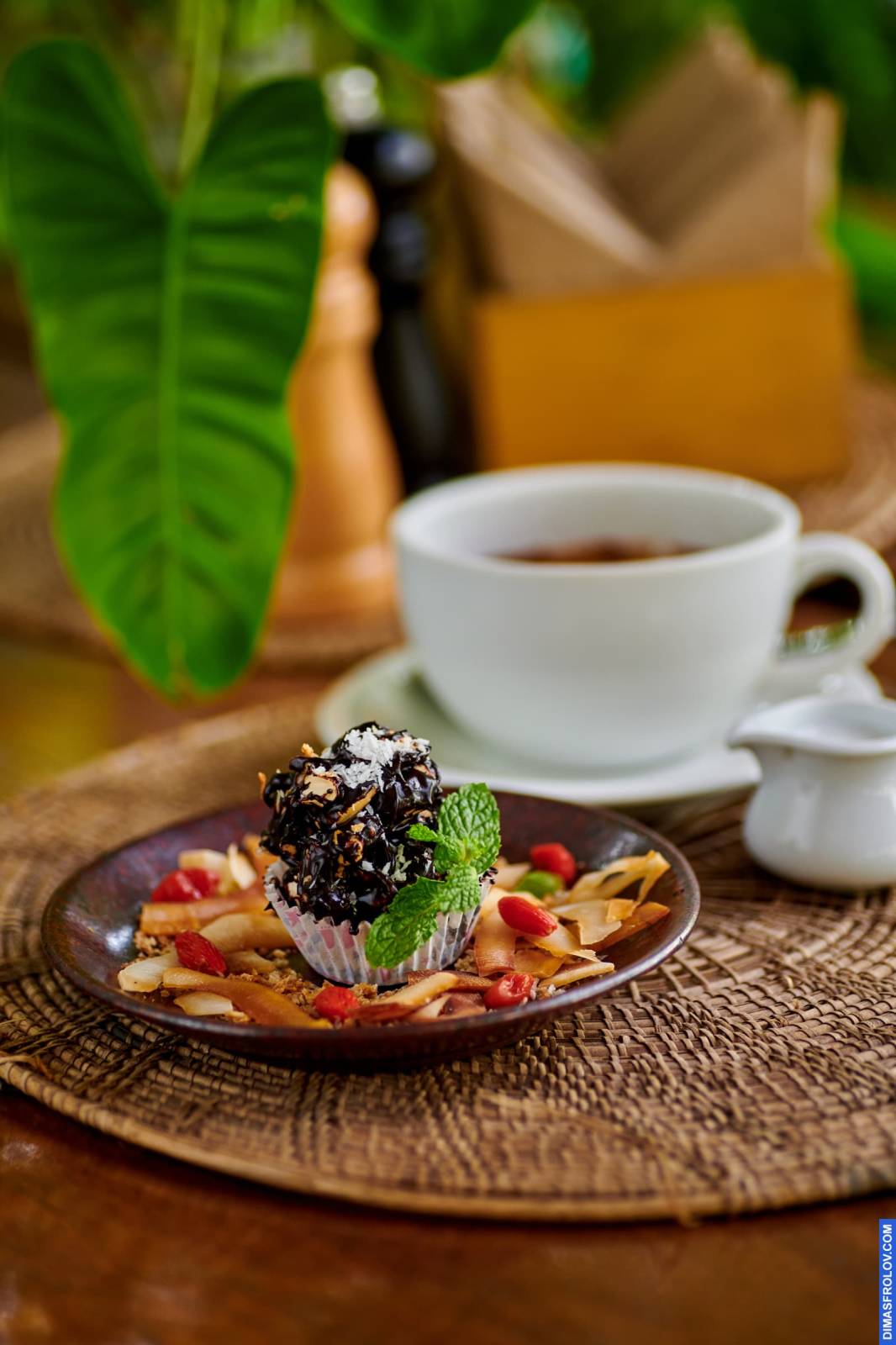 Foto de estilo de vida, naturalmente iluminada, de um prato de sobremesa e uma xícara de café, perfeita para cafés e padarias que desejam criar conteúdo atraente para sua presença online.