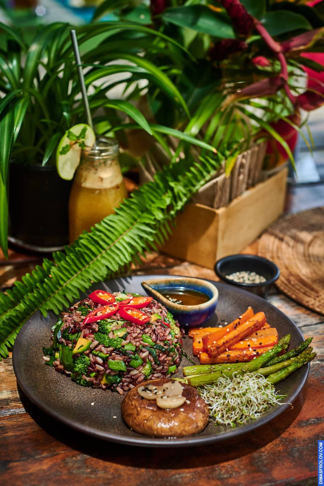 Foto de estilo de vida iluminada naturalmente de um bife gourmet com legumes grelhados em um prato rústico, perfeita para restaurantes e influenciadores de comida que destacam ingredientes de qualidade.
