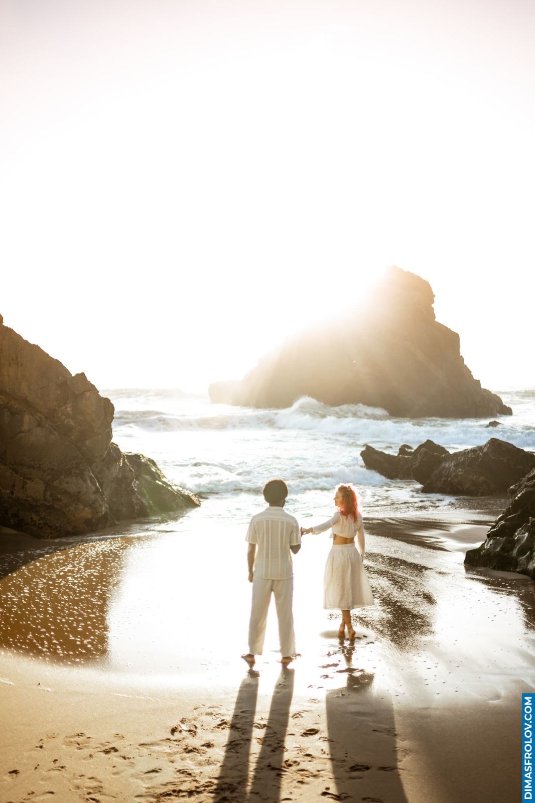 A&nbsp;costa de Sintra ao fim do&nbsp;dia. Aqui o assunto é&nbsp;a&nbsp;escala, por isso o casal aparece pequeno de propósito.