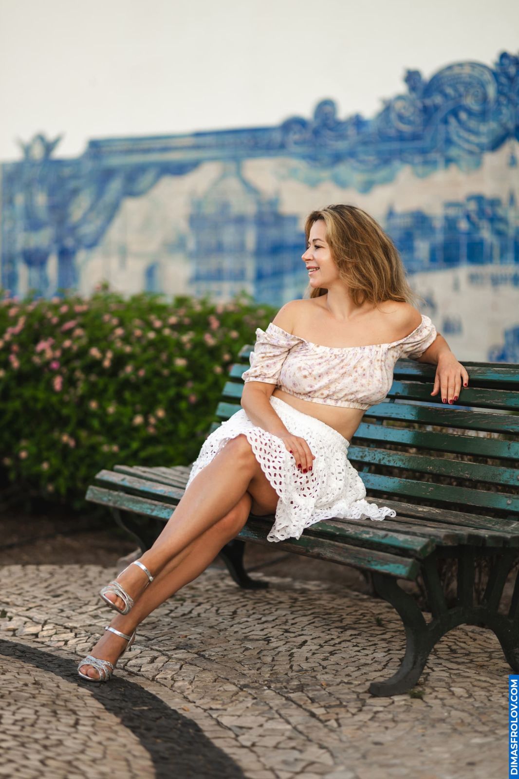 Luna. Lisbon Photoshoot in Alfama Streets. Sunrise Light and Natural Mood. Photo 129873 (2025-07-22 17:57:04)