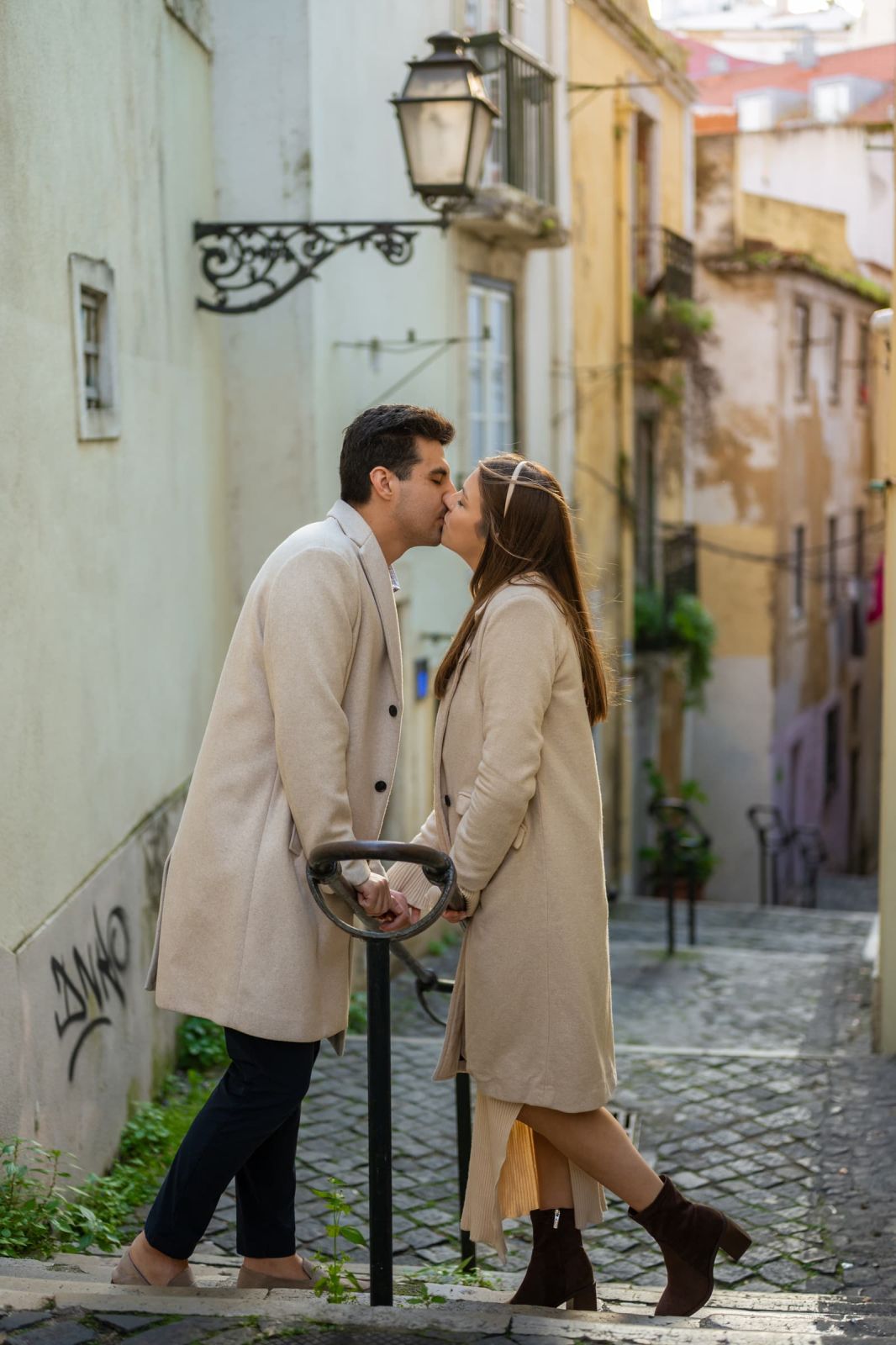 Lisbon proposal at busy place. Photo 131390 (2026-07-15 20:05:46)