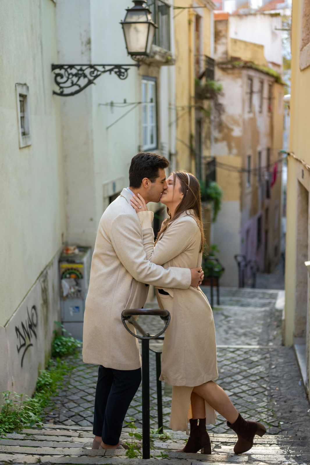 Lisbon proposal at busy place. Photo 131392 (2026-07-15 20:05:48)