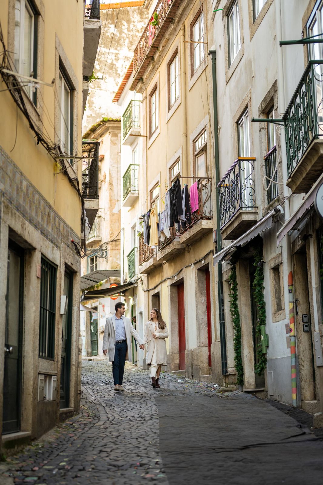 Lisbon proposal at busy place. Photo 131393 (2026-07-15 20:05:50)