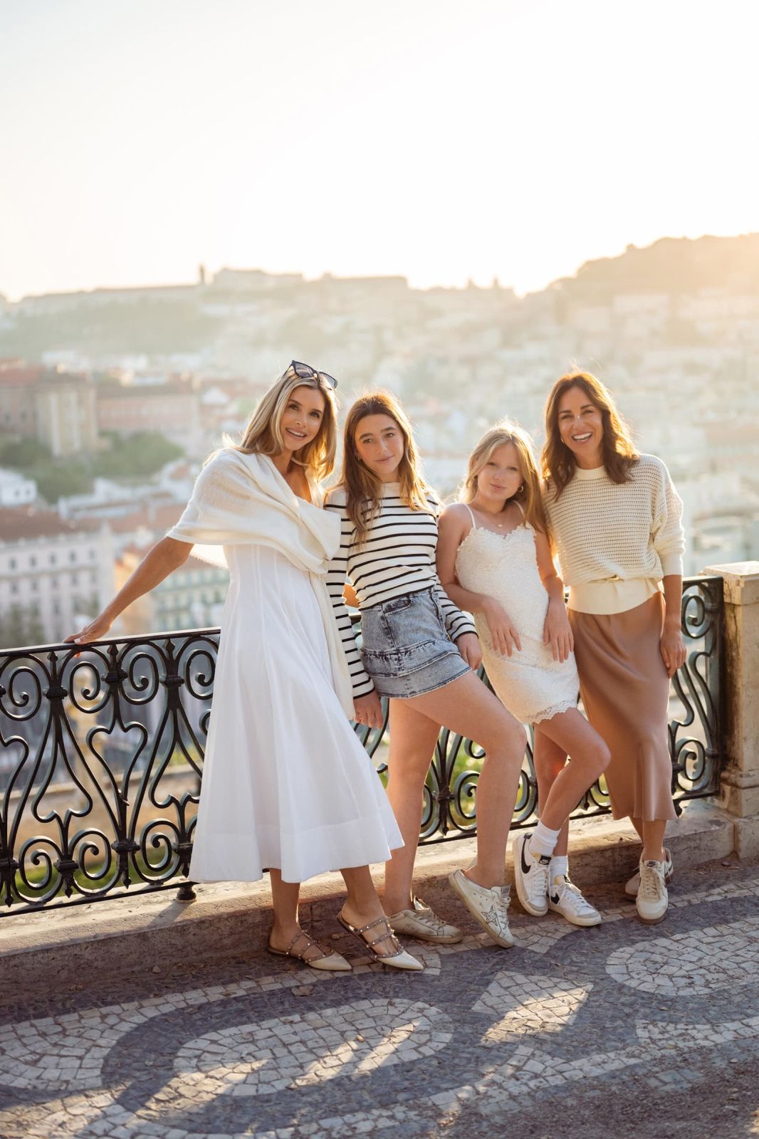 Sessão Fotográfica em Família ao Nascer do Sol no Miradouro de São Pedro de Alcântara, Lisboa. Foto 132049 (2026-07-16 13:10:08)
