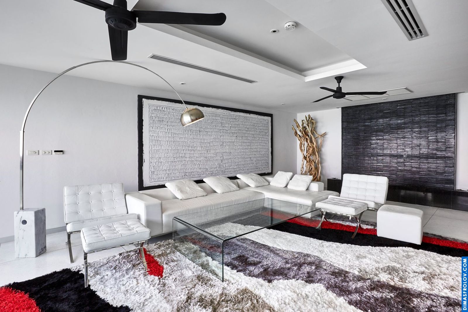 Luxury hotel bedroom: elegant design with a large bed and ambient lighting