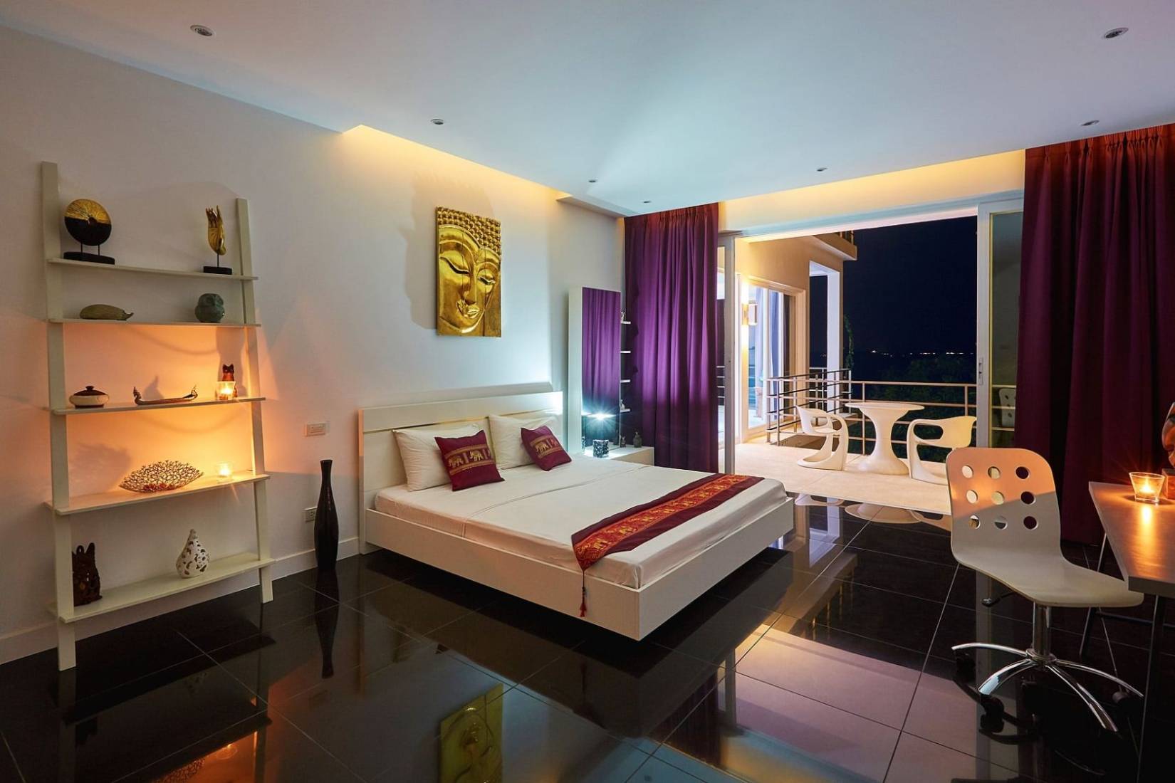ห้องพักโรงแรมอบอุ่นในเวลากลางคืน: เตียงนอนสบายพร้อมแสงไฟอบอุ่นและวิวเมือง
