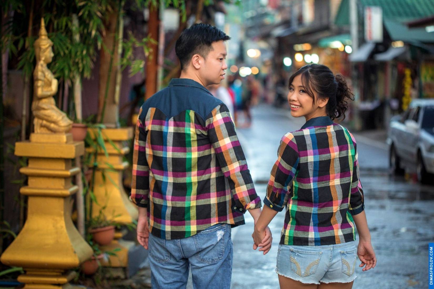 ภาพถ่ายคู่รักสบายๆ ในถนนยามเย็น