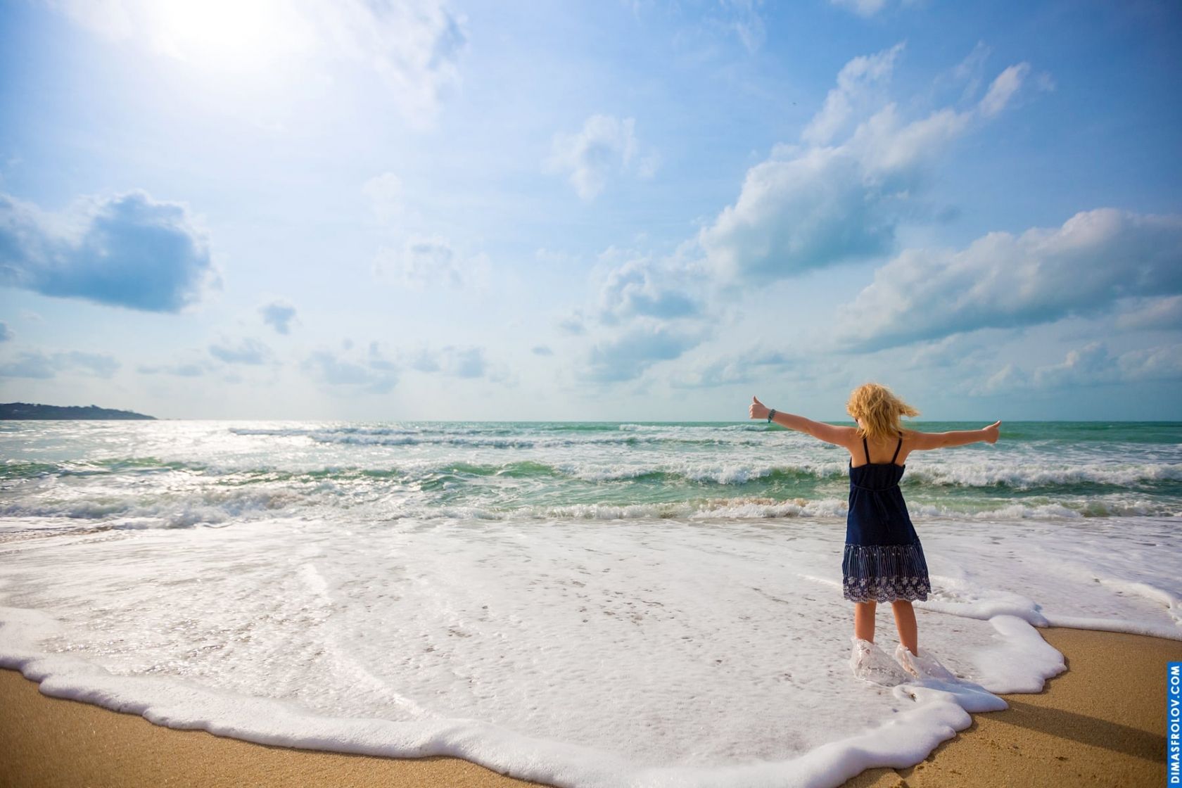 Foto artística de crianças na praia — menina de frente para o oceano em um momento sereno