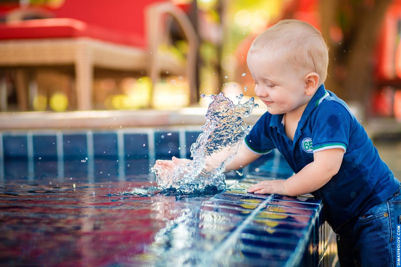 Foto espontânea de crianças — criança pequena brincando à beira da piscina
