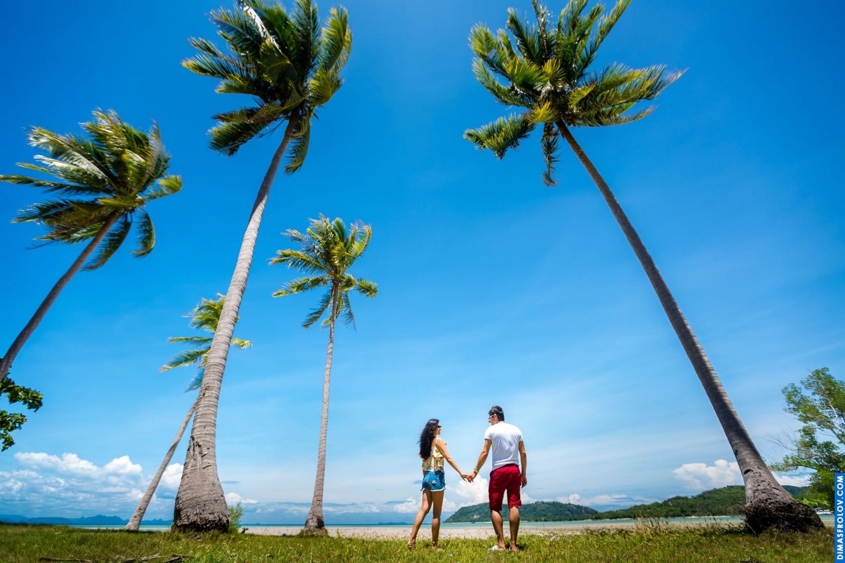Carefree walk together under the open sky