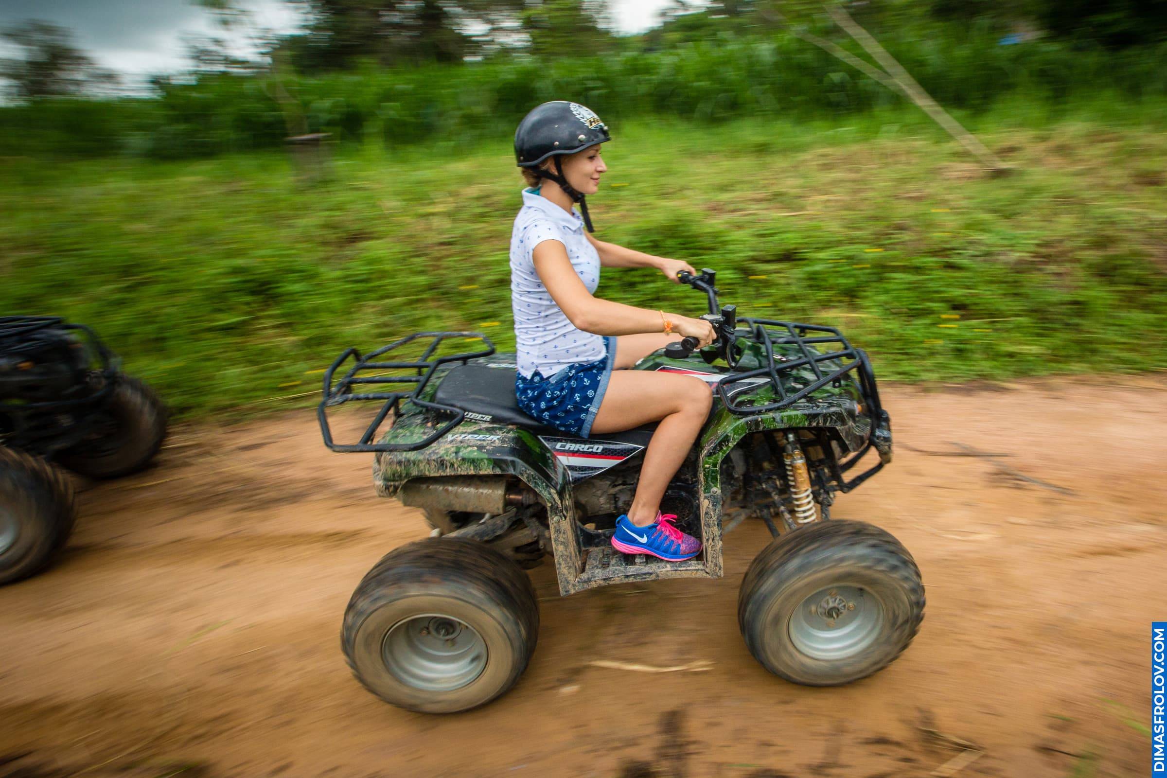 ช่วงเวลาผจญภัยบนรถ ATV — ผู้หญิงขับรถควอดไบค์ลุยเส้นทางธรรมชาติ