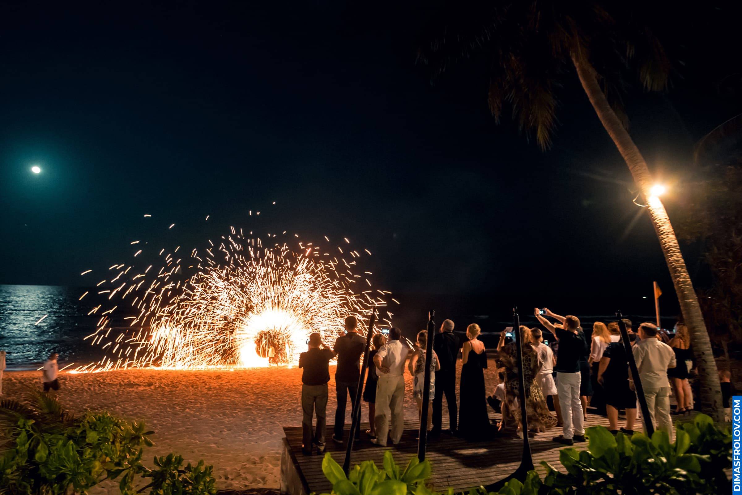การแสดงไฟสุดอลังการในงานฉลองริมชายหาดยามค่ำคืน — มีผู้ชมจำนวนมาก