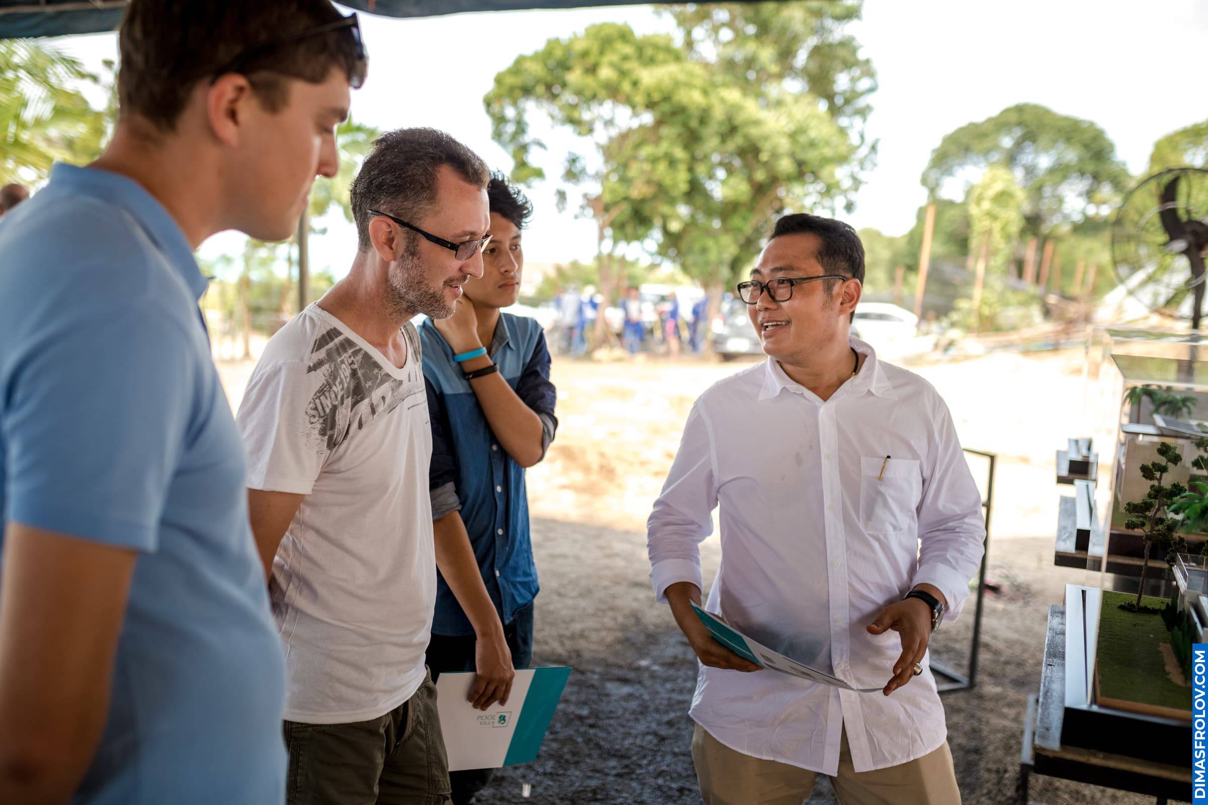 Networking moment between architects and business owners at real estate event