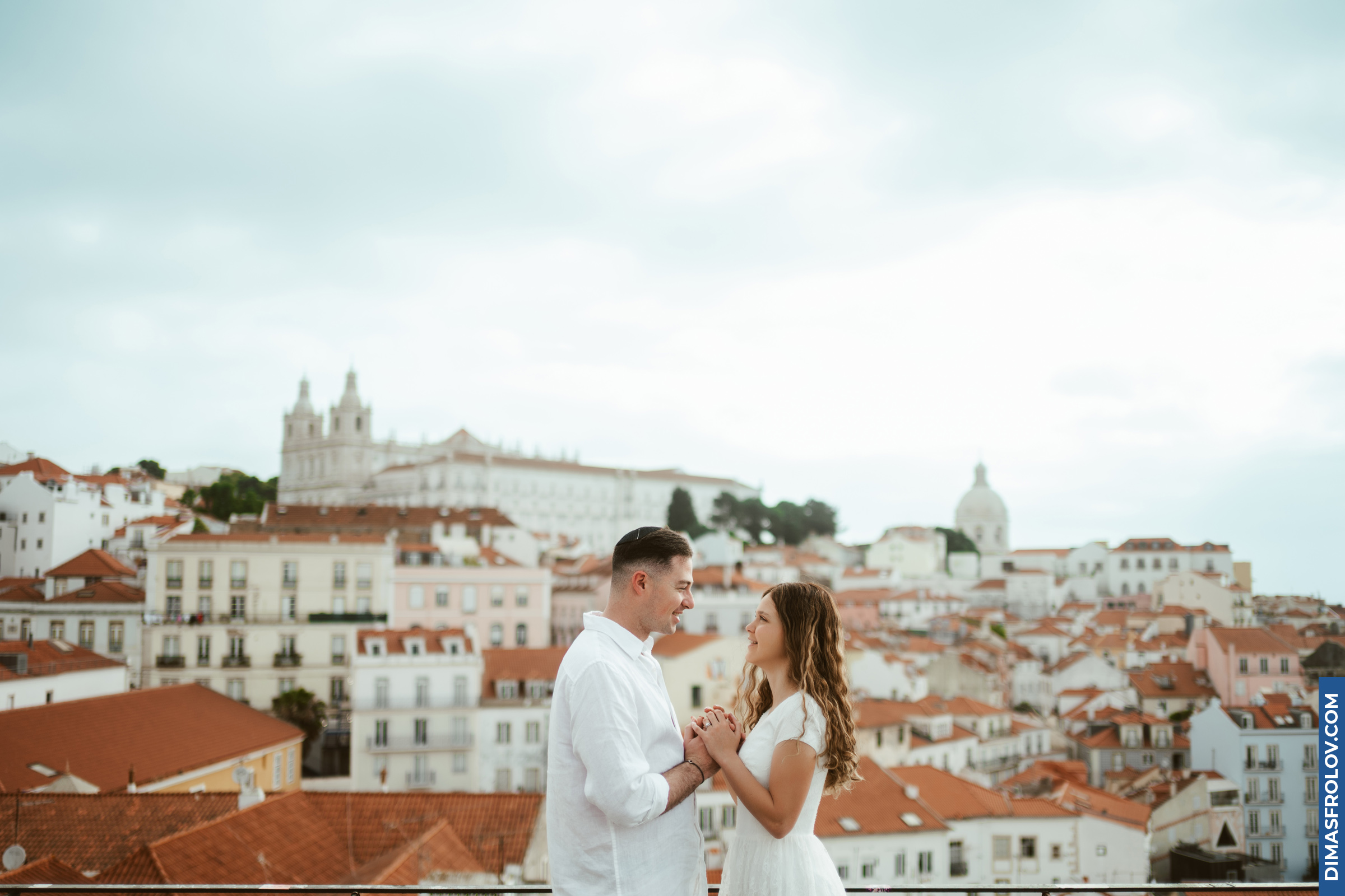 Alfama ao nascer do&nbsp;sol. Os telhados atrás são a&nbsp;razão para acordar tão cedo, e&nbsp;às 7 da manhã o miradouro está vazio.