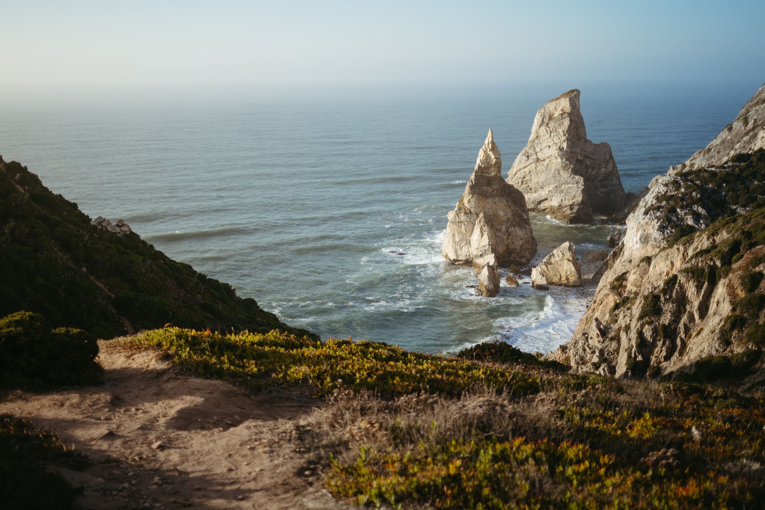 A&nbsp;Praia da Ursa vista de cima da falésia. Neste enquadramento está a&nbsp;praia, a&nbsp;encosta e&nbsp;os rochedos, e&nbsp;ninguém desceu nada para o conseguir.
