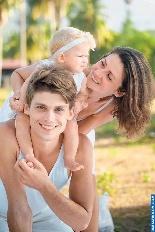 Retrato de família ao ar livre com jovens pais e bebê — sessão de fotos de estilo de vida feliz