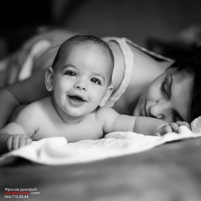 Tender baby and mom black-and-white portrait — intimate newborn photo session