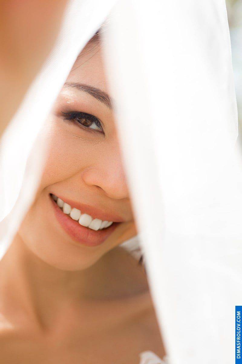 เจ้าสาวยิ้มอย่างอ่อนโยนใต้ผ้าคลุมบางเบา