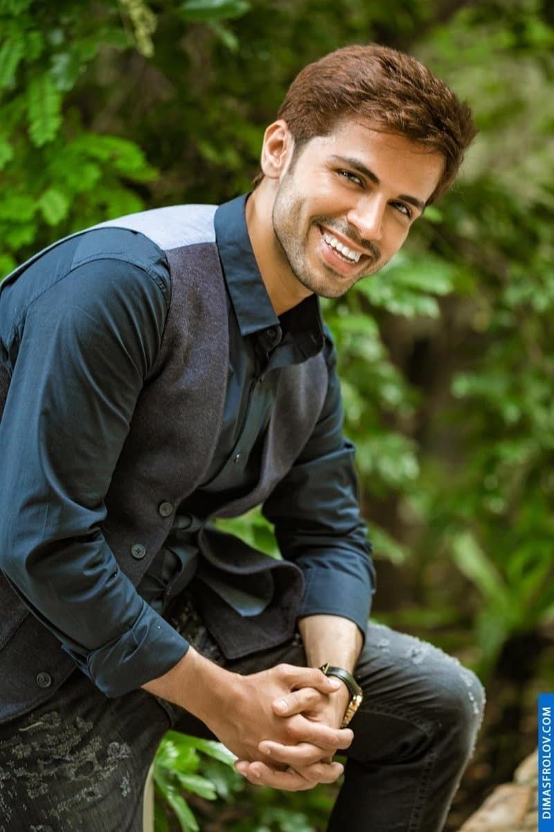 Men poses for photoshoot. Tips from pro photographer. photographer Dimas Frolov. photo1701