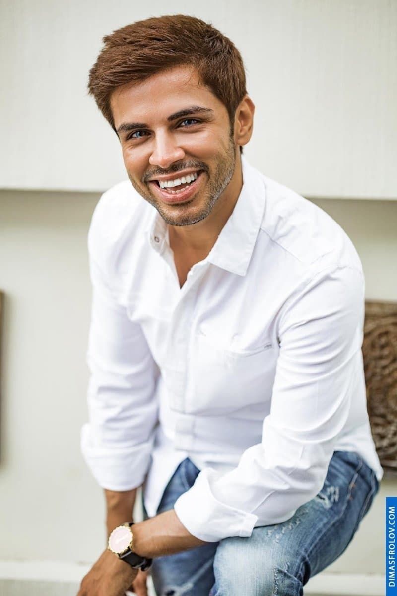 Men poses for photoshoot. Tips from pro photographer. photographer Dimas Frolov. photo1702